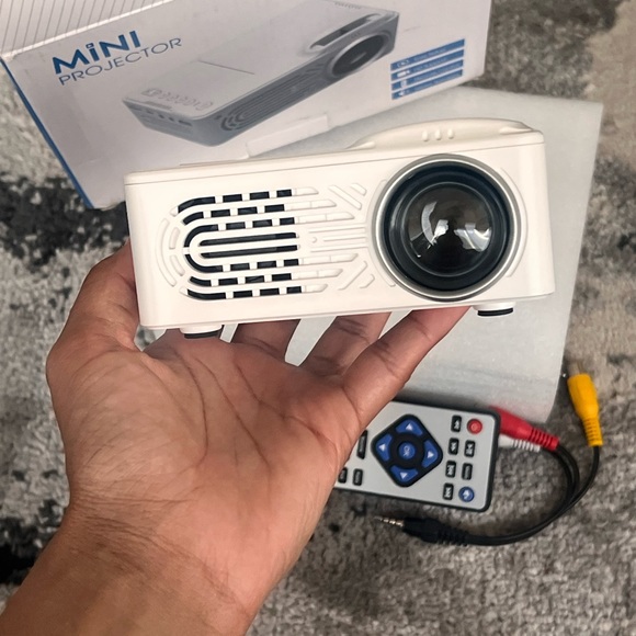 Mini Projector with Remote - Picture 2 of 4
